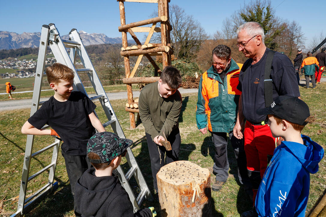 Kinder bauen Funken in Schaanwald