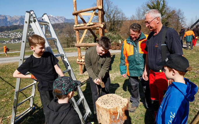 Kinder bauen Funken in Schaanwald