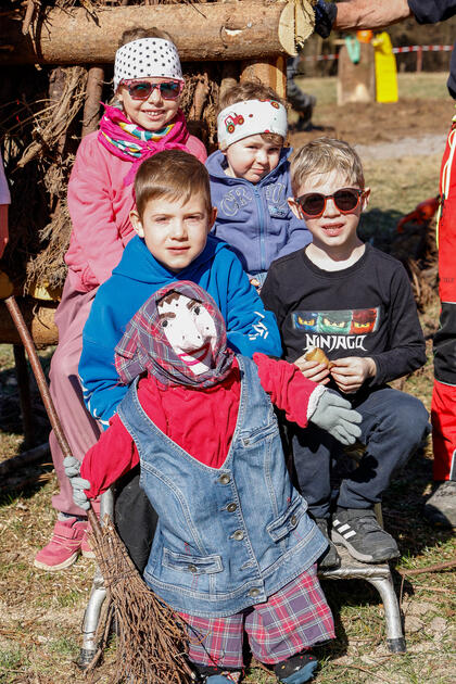 Kinder bauen Funken in Schaanwald