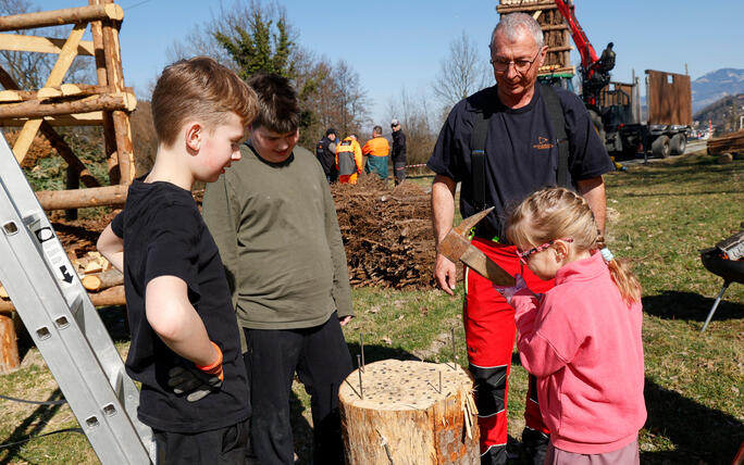 Kinder bauen Funken in Schaanwald