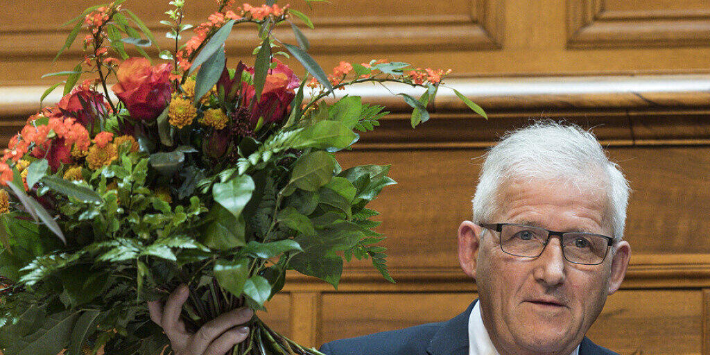 Hans Stöckli freut sich über seine Wahl zum Ständeratspräsidenten am ersten Tag der 51. Legislatur der Eidgenössischen Räte am Montag im Ständerat in Bern. Hans Stöckli freut sich über seine Wahl zum Ständeratspräsidenten am ersten Tag der 51. Legislatur der Eidgenössischen Räte am Montag im Ständerat in Bern.