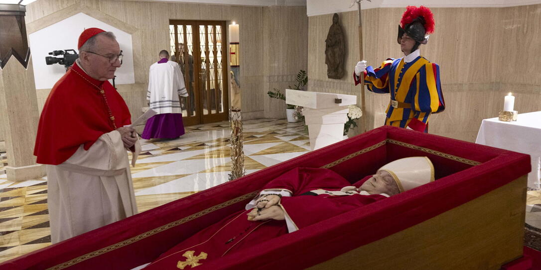 Der Leichnahm des heiligen Vaters war bis heute in der Santa-Marta-Kapelle aufgebahrt. Um 9 Uhr wird er in den Petersdom überführt, wo es den Gläubigen möglich ist, persönlich am Sarg des Papstes Abschied zu nehmen.