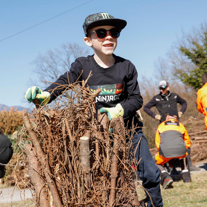 Kinder bauen Funken in Schaanwald