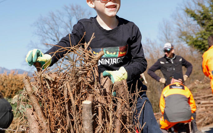 Kinder bauen Funken in Schaanwald