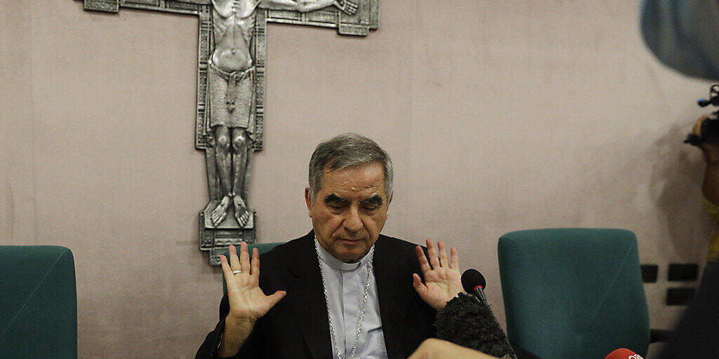 ARCHIV - Kardinal Angelo Becciu spricht während einer Pressekonferenz mit Journalisten. Fachleute des Moneyval genannten Ausschusses begutachten seit einiger Zeit das Vorgehen des Kirchenstaates gegen Geldwäsche und andere kriminelle Finanztransaktionen. Foto: Gregorio Borgia/AP/dpa ARCHIV - Kardinal Angelo Becciu spricht während einer Pressekonferenz mit Journalisten. Fachleute des Moneyval genannten Ausschusses begutachten seit einiger Zeit das Vorgehen des Kirchenstaates gegen Geldwäsche und andere kriminelle Finanztransaktionen. Foto: Gregorio Borgia/AP/dpa