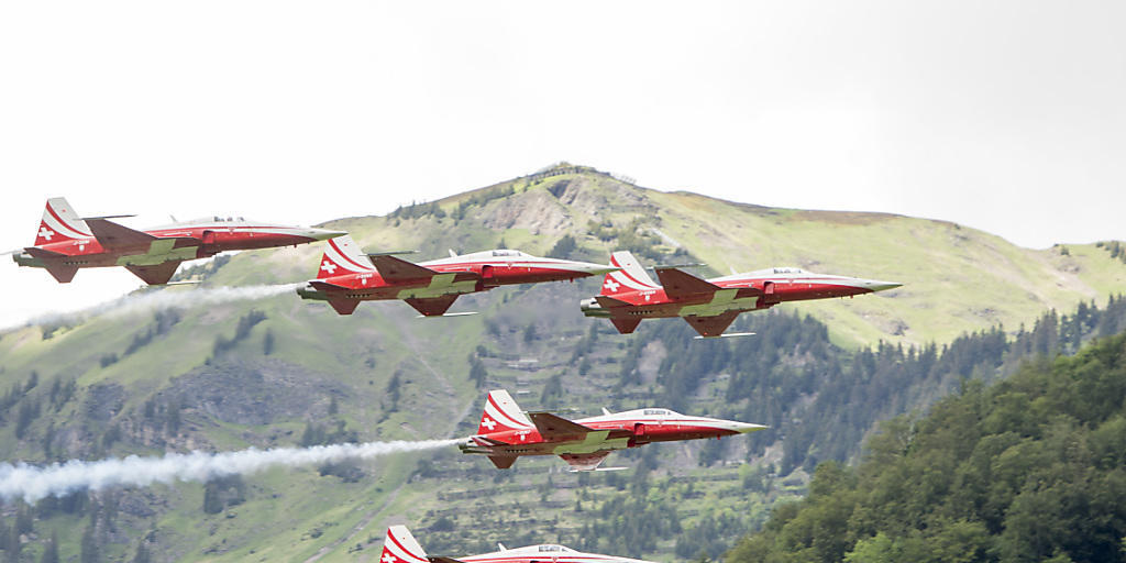 Die Patrouille Suisse hatte in Meiringen ihren ersten Auftritt nach dem Unfall von letzter Woche - aber nur mit fünf statt sechs Fliegern. Die Patrouille Suisse hatte in Meiringen ihren ersten Auftritt nach dem Unfall von letzter Woche - aber nur mit fünf statt sechs Fliegern.