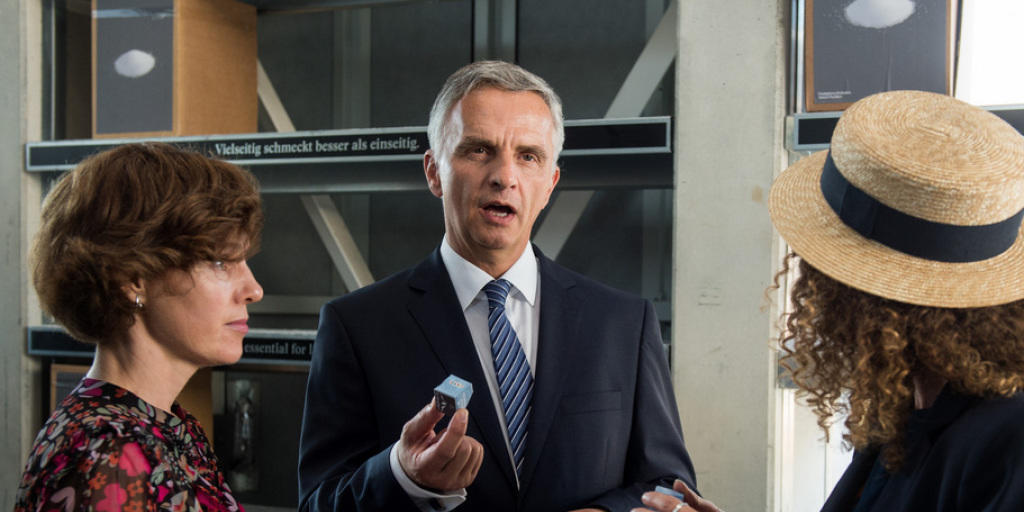 Bundesrat Didier Burkhalter (Mitte) und seine Frau Friedrun Sabine betrachten den Schweizer Pavillon an der Expo in Mailand. Einen Tag vor der Schliessung der Expo Milano hat Burkhalter der Weltausstellung einen Besuch abgestattet. Bundesrat Didier Burkhalter (Mitte) und seine Frau Friedrun Sabine betrachten den Schweizer Pavillon an der Expo in Mailand. Einen Tag vor der Schliessung der Expo Milano hat Burkhalter der Weltausstellung einen Besuch abgestattet.
