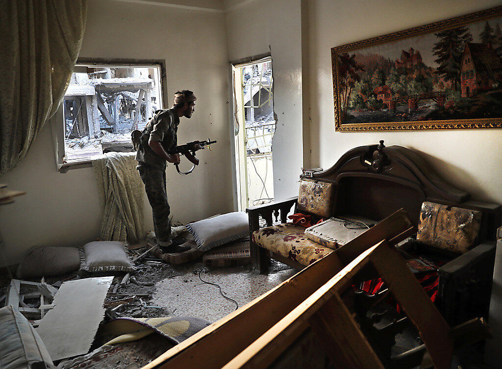 Ein Kämpfer des SDF bringt sich in einer zerstörten Wohnung an der Frontlinie in der umkämpfen Stadt Rakka in Stellung gegen die Kämpfer des IS. (Archivbild) Ein Kämpfer des SDF bringt sich in einer zerstörten Wohnung an der Frontlinie in der umkämpfen Stadt Rakka in Stellung gegen die Kämpfer des IS. (Archivbild)