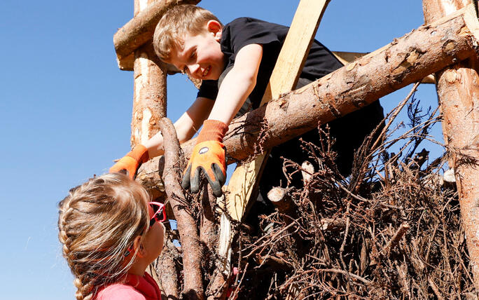 Kinder bauen Funken in Schaanwald