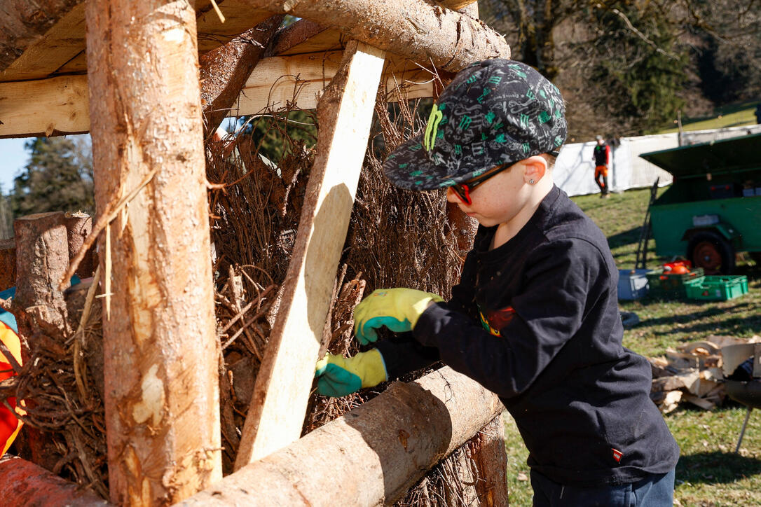 Kinder bauen Funken in Schaanwald