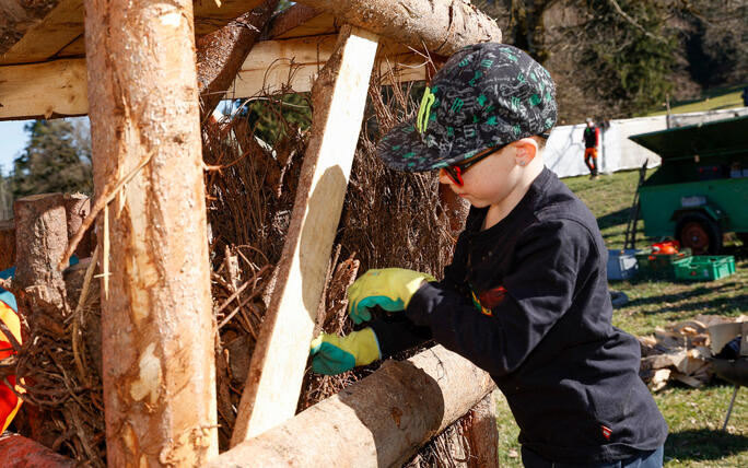 Kinder bauen Funken in Schaanwald