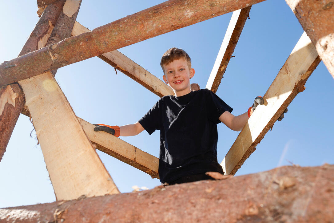 Kinder bauen Funken in Schaanwald