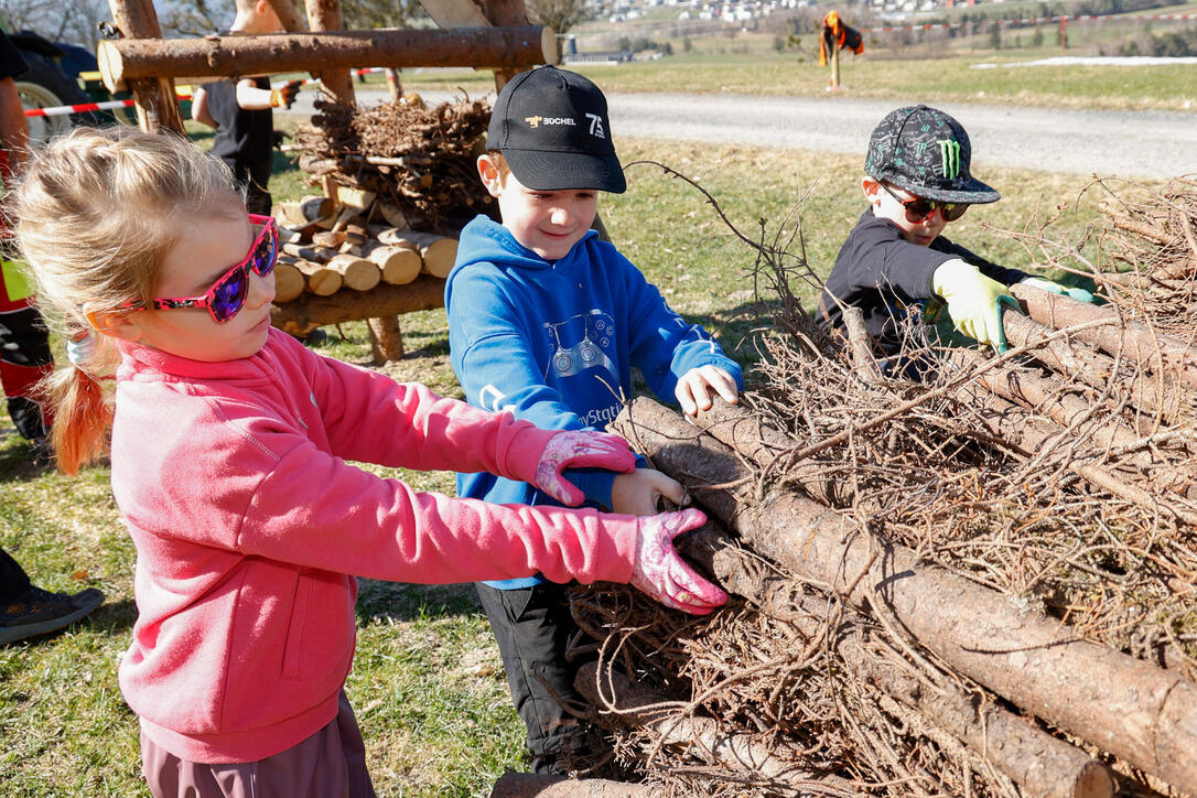 Kinder bauen Funken in Schaanwald