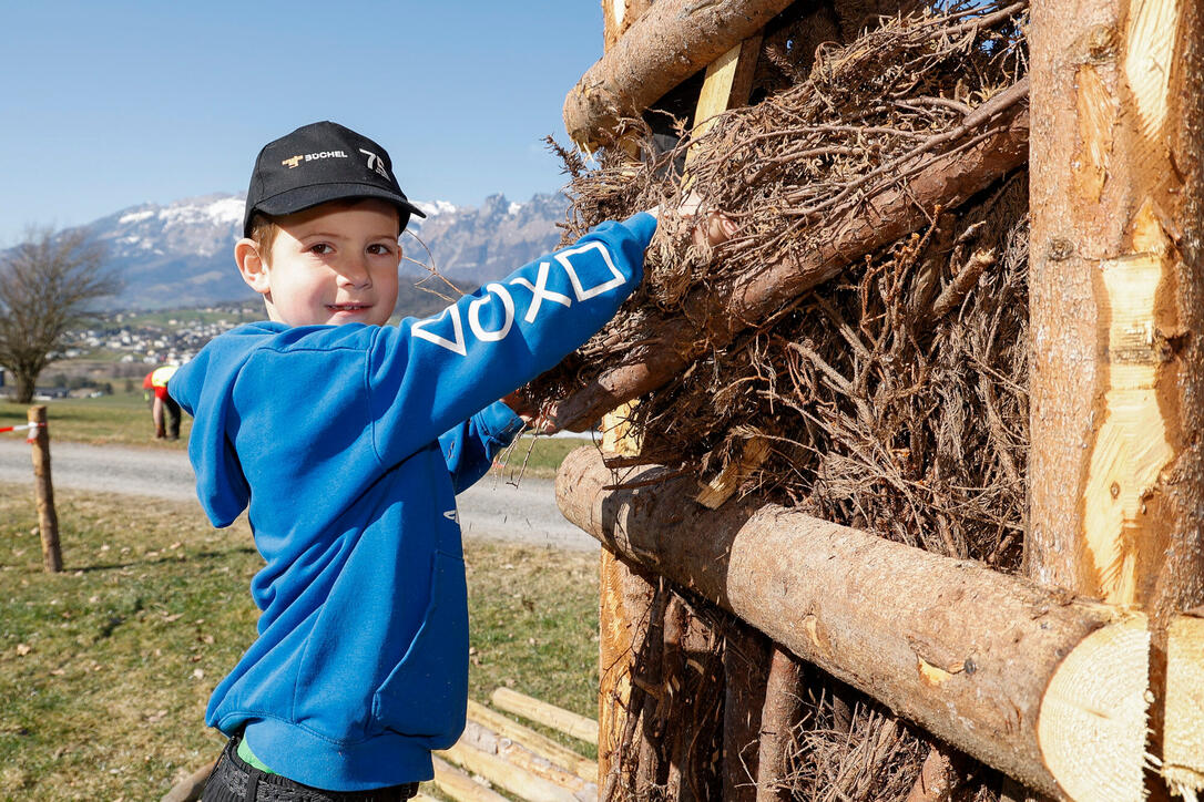 Kinder bauen Funken in Schaanwald