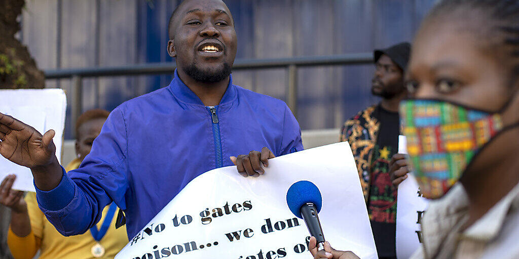 Teilnehmer einer Demonstration protestieren gegen eine Covid-19-Studie vor der Witwatersrand-Universität. In der Studie wird nach einem möglichen Impfstoff geforscht. Foto: Themba Hadebe/AP/dpa Teilnehmer einer Demonstration protestieren gegen eine Covid-19-Studie vor der Witwatersrand-Universität. In der Studie wird nach einem möglichen Impfstoff geforscht. Foto: Themba Hadebe/AP/dpa