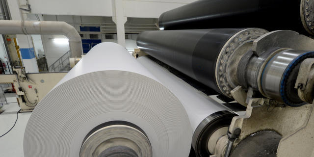 Papierrollen in der Fabrik der Chemie+Papier Holding in Perlen LU Papierrollen in der Fabrik der Chemie+Papier Holding in Perlen LU