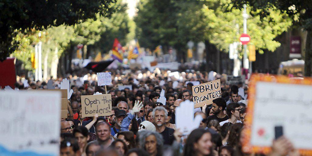 An der Demonstration zur Aufnahme von Flüchtlingen nahm auch Barcelonas Stadtpräsidentin teil. An der Demonstration zur Aufnahme von Flüchtlingen nahm auch Barcelonas Stadtpräsidentin teil.