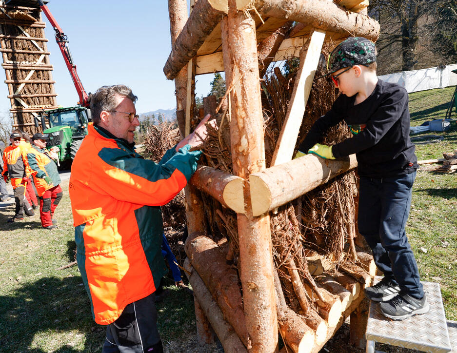 Kinder bauen Funken in Schaanwald