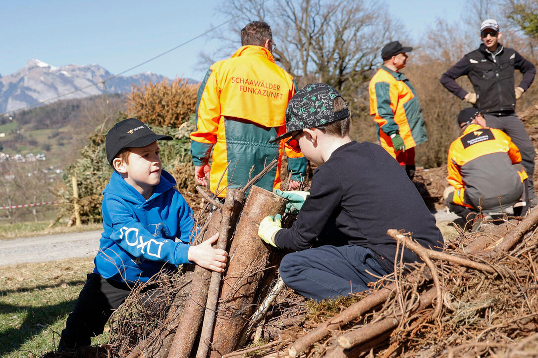 Kinder bauen Funken in Schaanwald