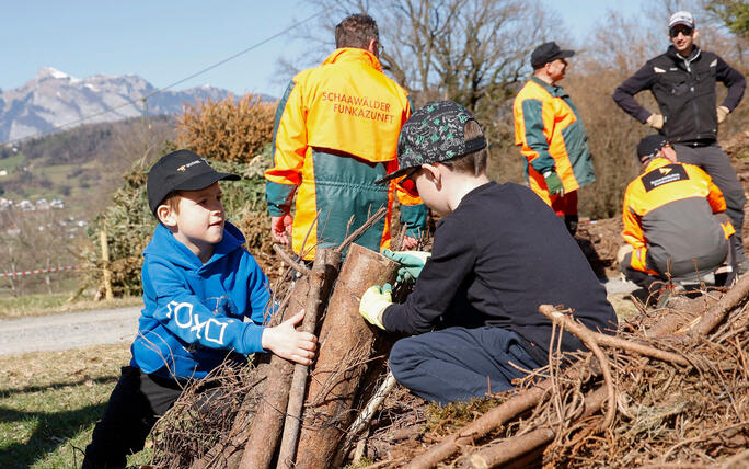 Kinder bauen Funken in Schaanwald